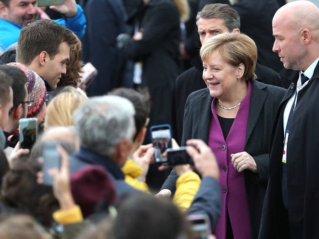Kanzlerin Merkel nimmt am Tag der deutschen Einheit Bürger ein Bad in der Menge. (Bild: KEYSTONE/EPA/FELIPE TRUEBA)
