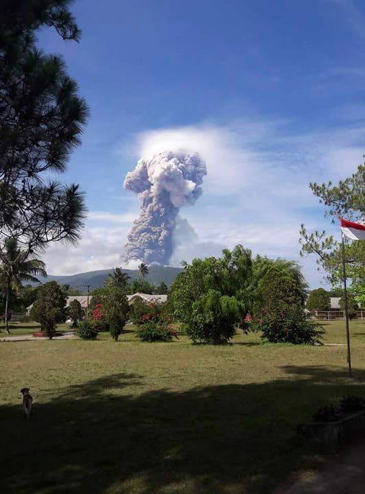 Der Vulkan Soputan liegt im Nordosten von Sulawesi, mehrere Hundert Kilometer vom Gebiet der Tsunami-Katastrophe entfernt. In den vergangenen Jahren war er immer wieder ausgebrochen. (Bild: EPA/BNPB / HANDOUT)