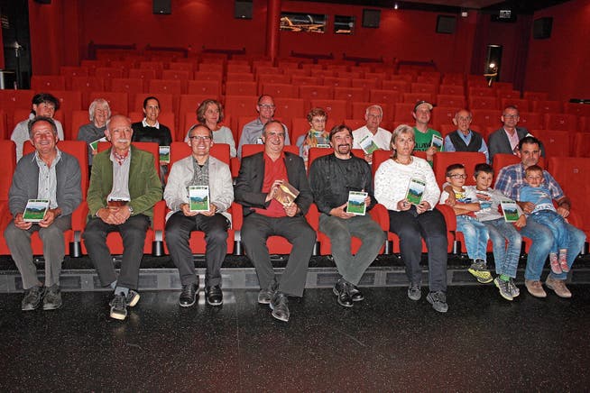 Die Filmemacher Daniel Felix und Christian Anderegg (im roten und im schwarzen Hemd in Mitten der Premierengäste). (Bild: EF)