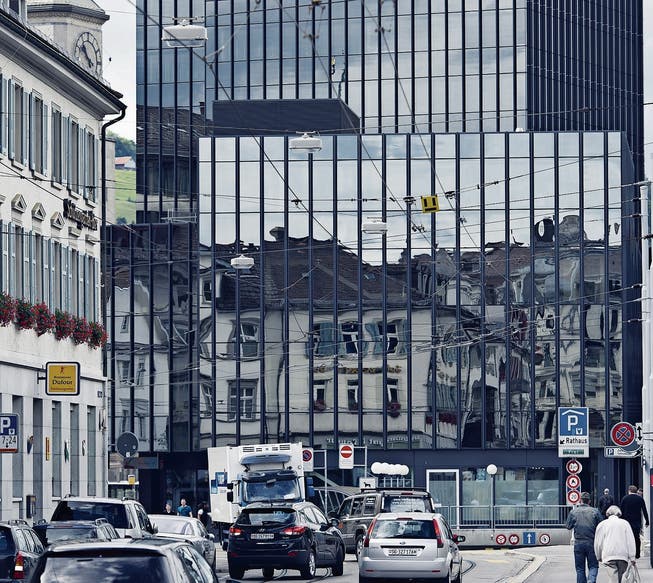 Avenir Suisse hat die Politik der zehn grössten Schweizer Städte in den vergangenen 20 Jahren untersucht. St.Gallen landet im liberalen Städteranking im Mittelfeld. (Bild: Michel Canonica - St.Galler Rathaus, 20. Dezember 2012)