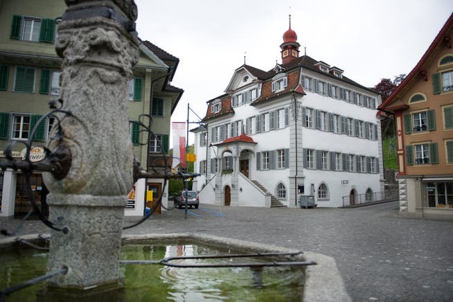 Das Obwaldner Rathaus in Sarnen. Anfang Dezember entscheidet der Kantonsrat hier über das Budget 2019. (Bild: Corinne Glanzmann (26. April 2016)