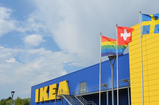 Anlaesslich des internationalen Tages gegen Homo- und Transphobie hisste IKEA Schweiz am 17. Mai 2018 vor allen neun Einrichtungshäusern die Regenbogenflagge. Im Bild das Einrichtungshaus in Spreitenbach. (Bild: PD)