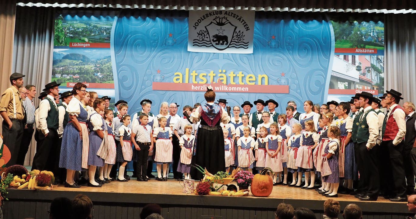 Der Gesamtchor – Jodlerklub, Kinderjodelchörli und Gastsänger – unter der Leitung von Hedy Fitze. (Bild: Bilder: Thomas Widmer)
