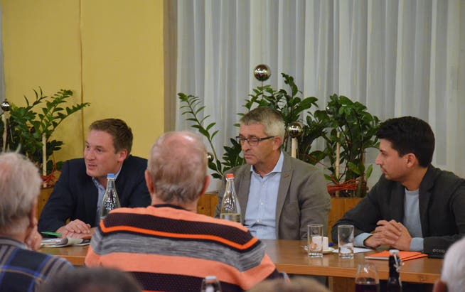 Von links: Lukas Reimann (SVP), Moderator Marco Baumann (SVP Ortsparteipräsident) und Fabian Molina (SP). (Bild: Christoph Heer)