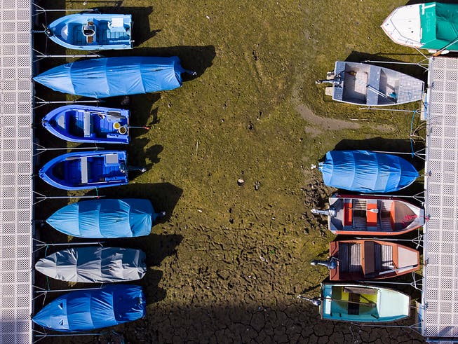 Gestrandete Boote im ausgetrockneten Lac des Brenets im Neuenburger Jura. Der Oktober 2018 war trotz des grossen Regens am Ende extrem warm und trocken. In der Romandie fielen nur 20 bis 30 Prozent des üblichen Oktoberniederschlags. (Bild: KEYSTONE/ANTHONY ANEX)
