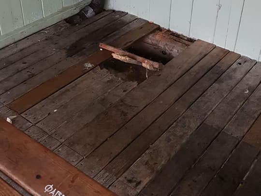 Im Boden der Badehütte klafft ein tiefes Loch. (Bild: PD)