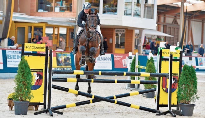 Peter Gschwend springt mit dem bald 20-jährigen Pferd Archimedes zum Sieg. (Bild: www.sportfoto-mo.com)