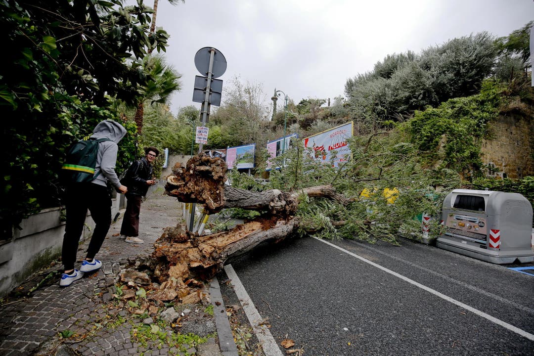 Auch in Napoli blockierten Bäume Strassen. (Bild: EPA/CIRO FUSCO, 29. Oktober 2018)