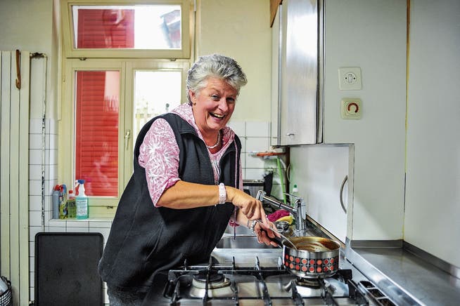 Das Lachen ist ihr nicht vergangen: Wirtin Bernadette Ackermann in der Küche ihres Restaurants Sonne. (Bild: Olaf Kühne)