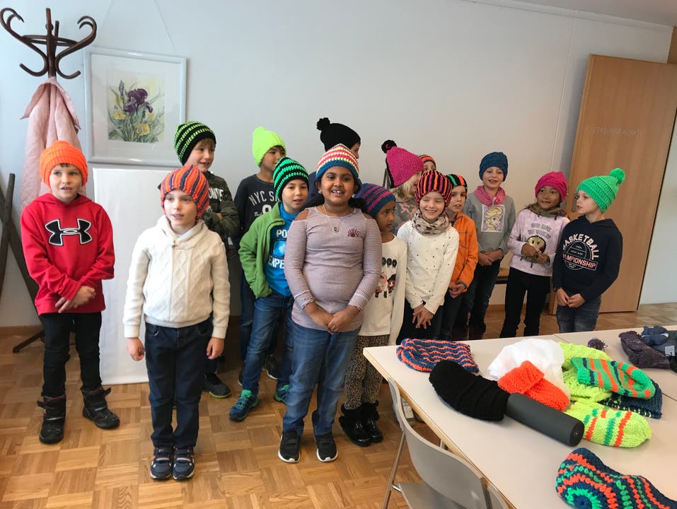 In Alpnach freuen sich die Kinder der Klasse 2b von Denise Dietrich über die 17 Mützen, welche die Strickgruppe der Frauengemeinschaft Alpnach angefertigt hat. (Bild: PD) 