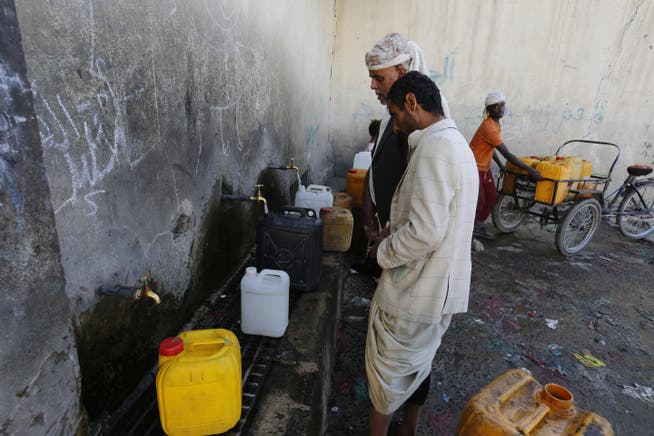 Mehr als die Hälfte der 27 Millionen Einwohner sind durch den Bürgerkrieg in Jemen von Hunger bedroht. Auf dem Bild sind Einwohner der Hauptstadt Sanaa zu sehen, die ihre Wasserkanister an einer von Hilfsorganisationen eingerichteten Wasserstation auffüllen. (Bild: Yahya Arhab/Epa (27. März 2018))