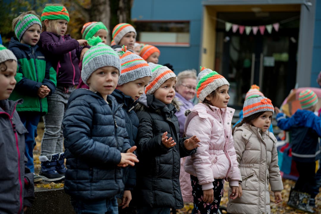 Die frisch eingekleideten Kindergärtner freuen sich über ihre neuen Kappen und singen zum Dank einige Lieder. Bild: Corinne Glanzmann (Sarnen, 30. Oktober 2018)
