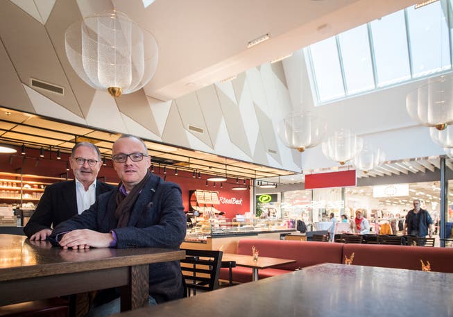 Hermann Hess und Edgar Ehrbar im neuen RössliBeck im Einkaufszentrum Amriville in Amriswil. (Bild: Reto Martin)