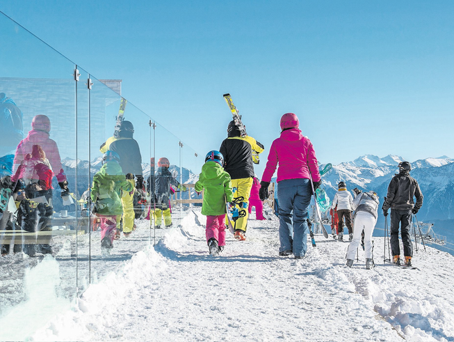 Ab auf die Ski: an vielen Orten kann die Saisonkarte vergünstigt gekauft werden. Bild: Leo Duperrex/Keystone (Crans-Montana, 6.Januar 2017)
