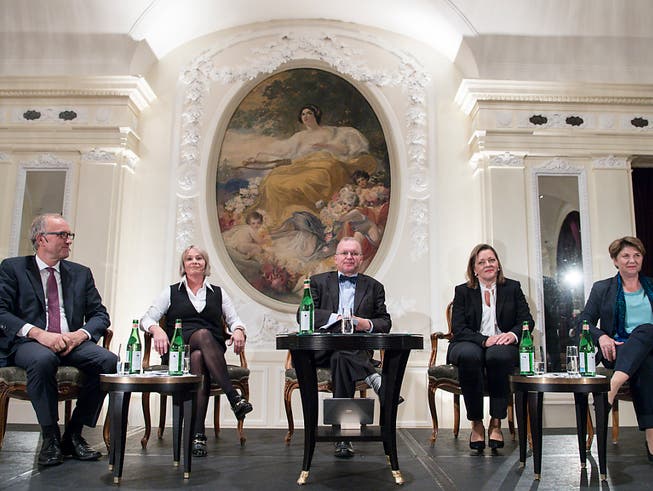 Die CVP-Bundesratskandidierenden präsentieren sich. Von links: Peter Hegglin, Elisabeth Schneider-Schneiter, Moderator Claude Longchamp, Heidi Z'graggen, Viola Amherd. (Bild: KEYSTONE/PETER SCHNEIDER)