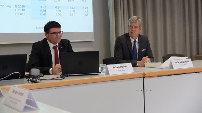 Finanzchef Reto Angehrn und Stadtpräsident Anders Stokholm stellen die Bugdetzahlen 2019 vor. (Bild: Stefan Hilzinger)