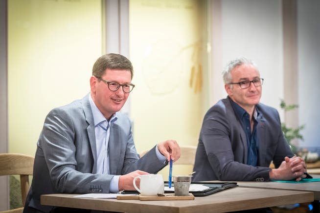 Norbert Näf (links) erhält einstimmig die Wahlempfehlung der FDP Wittenbach-Muolen zugesprochen. Oliver Gröble stand nicht zur Diskussion. (Bild: Hanspeter Schiess)