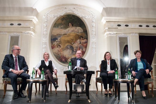 Die CVP-Bundesratskandidaten (v.l.) Peter Hegglin, Elisabeth Schneider-Schneiter, Heidi Z'Graggen und Viola Amherd. In der Mitte Moderator Claude Longchamp. (KEYSTONE/Peter Schneider)