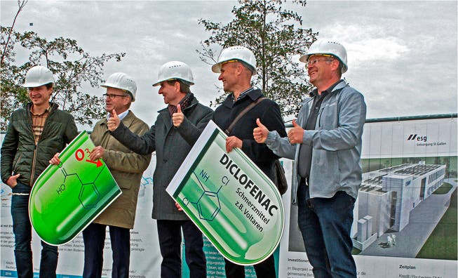 Marco Sonderegger, Fredi Widmer, Peter Jans, Andreas Balg und Roland Boller (von links) zeigen, was im Neubau millionenfach erfolgen wird: Moleküle im Abwasser aufspalten. (Bild: Fritz Bichsel)