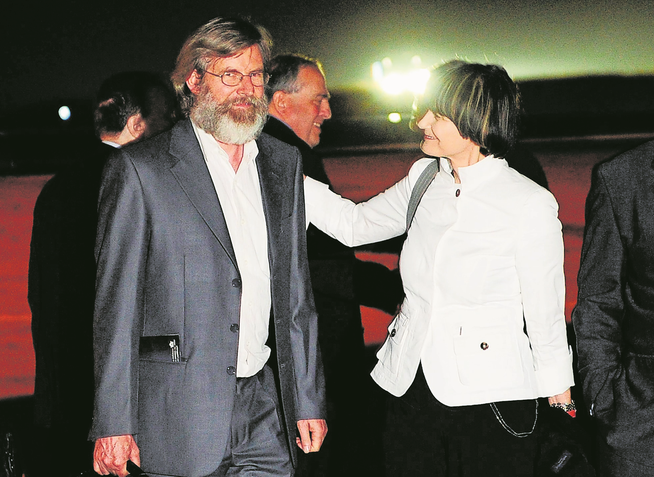 Nach der Freilassung wurde Max Göldi von der damaligen Bundesrätin Micheline Calmy-Rey am Flughafen Zürich empfangen. Bild: Steffen Schmidt/Keystone (Kloten, 14. Juni 2010)
