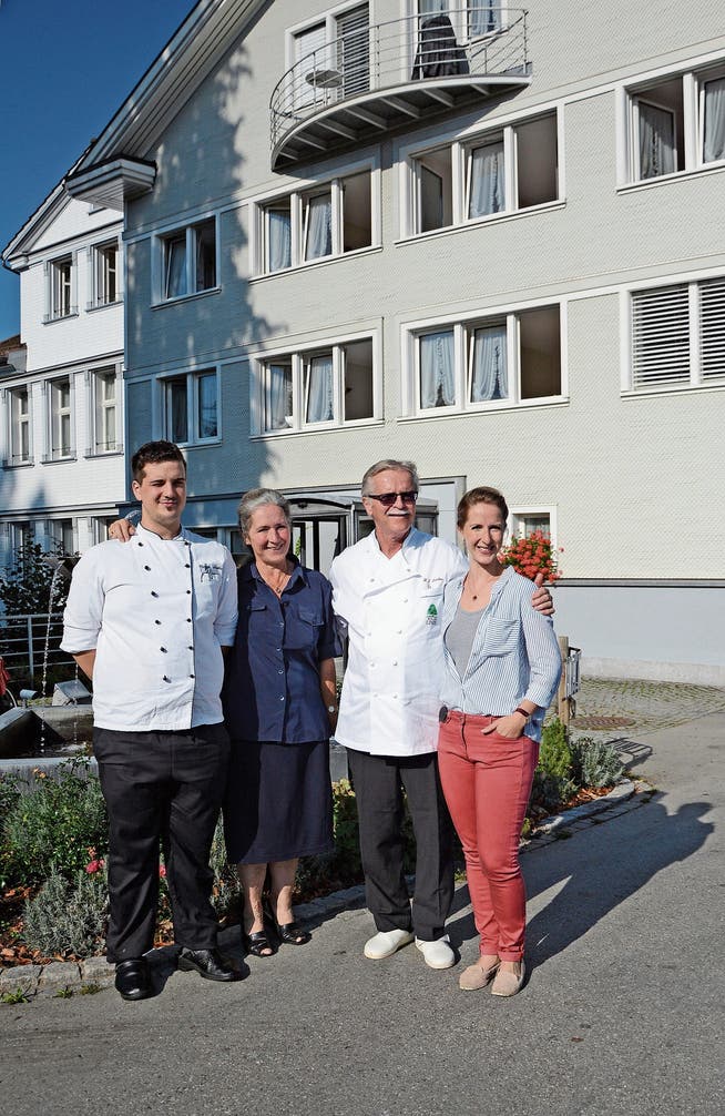 Julia und Hans Jakob Lanker (Mitte) übergeben die Leitung des Familienbetriebs ihrer Tochter Claudia Heldner-Lanker. Sohn Marcel Lanker übernimmt die Küche. (Bild: Karin Erni)