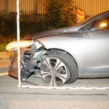 Der Unfallwagen auf der Sihlbruggstrasse in Walterswil (Bild:Zuger Polizei (Mittwoch, 3. Oktober 2018))