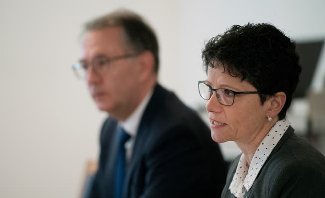 Finanzverwalter Daniel Odermatt und RR Maya Büchi präsentierten das Budget für 2019. Unser Bild zeit sie an der Medienkonferenz zur Rechnung des vergangenen Jahres. (Bild: Corinne Glanzmann (Sarnen, 28. März 2018))