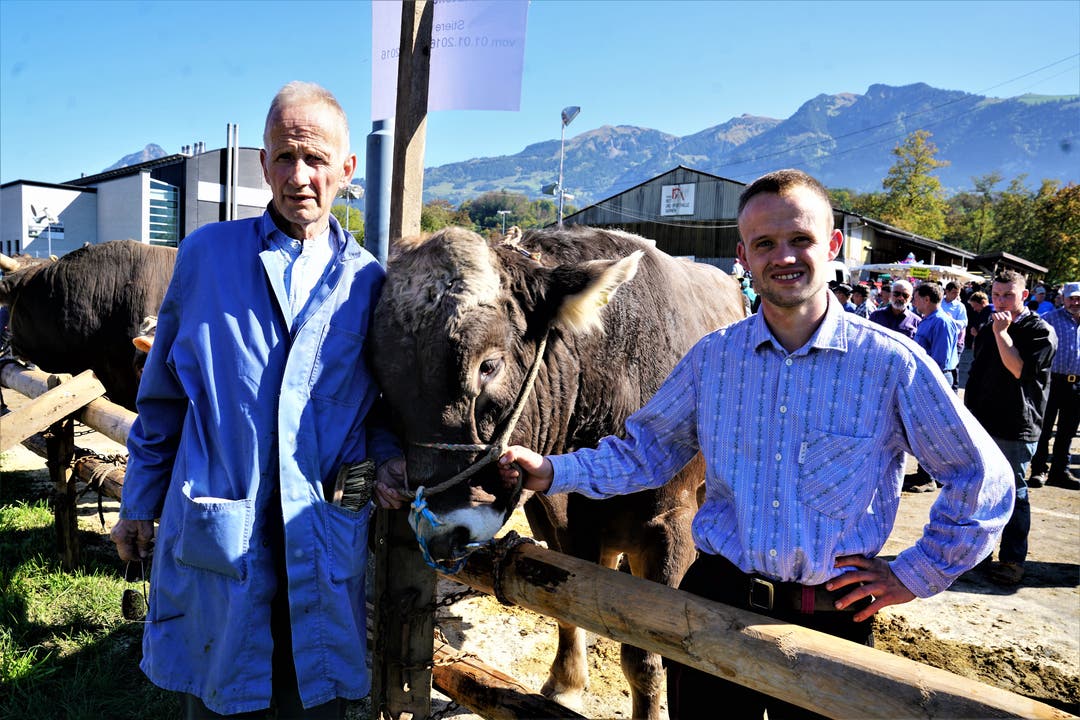 Matthias und Hermann Wallimann aus Alpnach mit dem hochrangierten Stier Norman. (Bild: Romano Cuonz, 5. Oktober 2018)