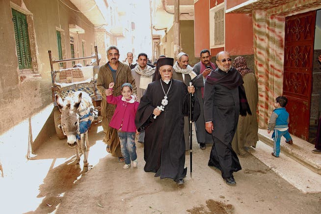 Bischof Kyrillos Samaan in den Strassen von Asyut, dem Hauptsitz seiner Diözese. (Bild: Kirche in Not)