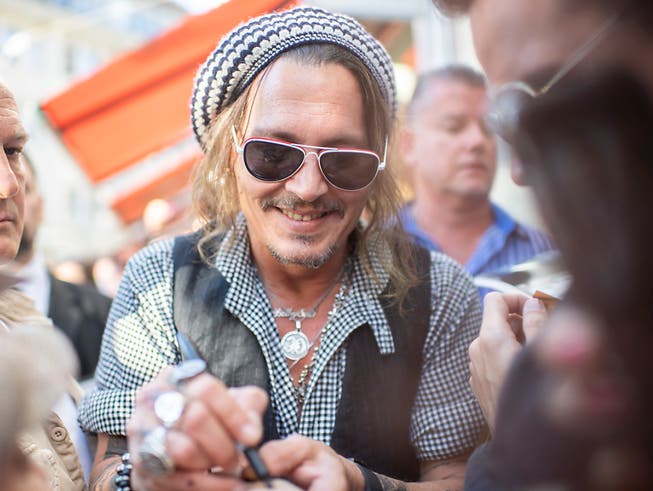 Und alle wollen sie ein Autogramm von Johnny Depp in Zürich. (Bild: KEYSTONE/ENNIO LEANZA)
