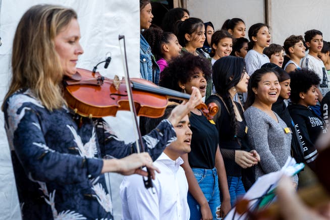 Die Asylschule bei einem Platzkonzert mit dem Luzerner Sinfonieorchester auf dem Pausenplatz des Schulhauses Würzenbach. (Bild: Philipp Schmidli (Luzern, 5. Oktober 2018))