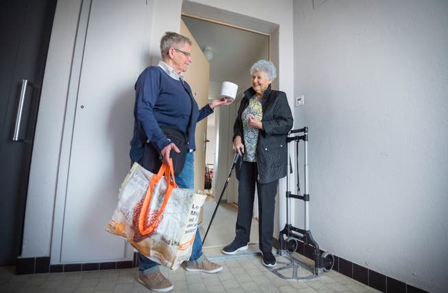 Da wird einem geholfen: Frau Gerber (mit Stock) mit Ursi Stöcklin von der Nachbarschaftshilfe Kurzdorf in Frauenfeld. (Bild: Andrea Stalder, 29.März 2017)