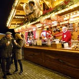 Eine Impression des Zuger Weihnachtsmarktes. (Bild: Werner Schelbert (Zug, 7. Dezember 2016))