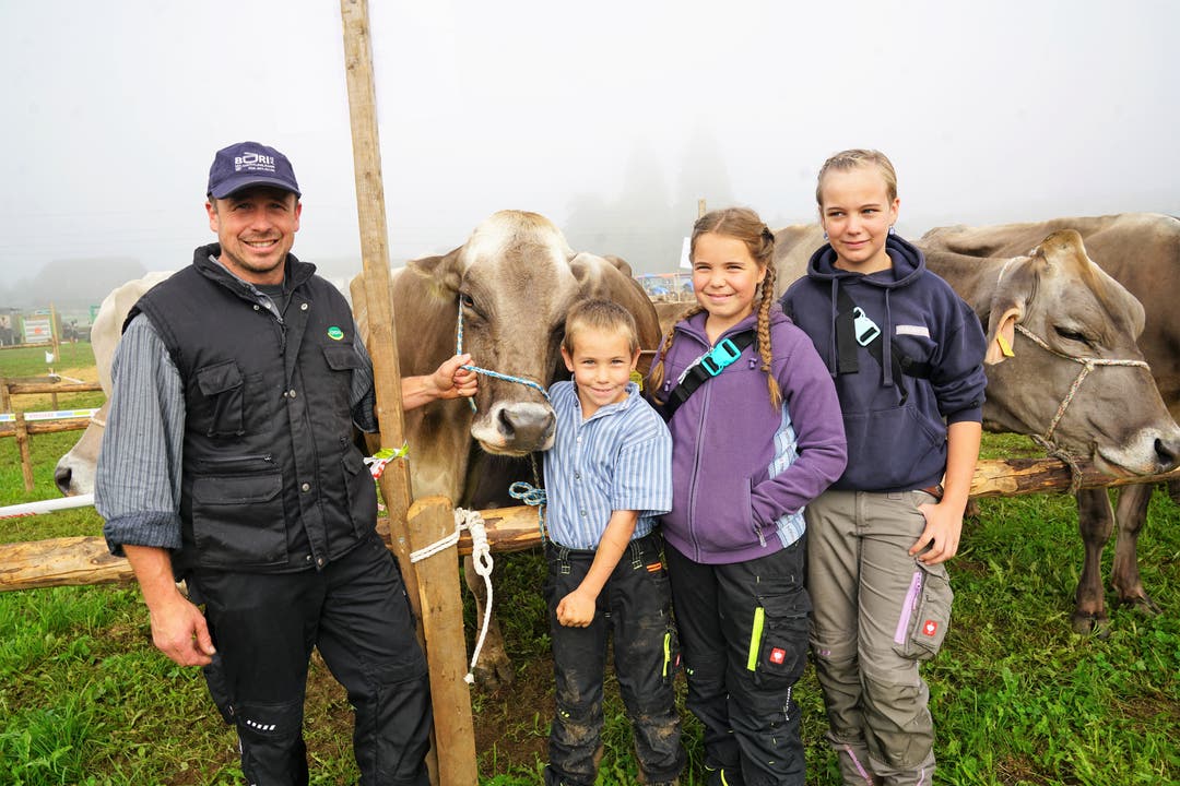 Der Kernser Bauer Martin Reinhard mit den Kindern Andreas, Marina und Annja hatte einen guten Sommer auf der Hochalp. (Bild: Romano Cuonz, 5. Oktober 2018)