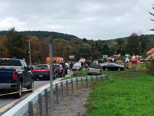 Laut Polizei überfuhr die Limousine eine Strassenkreuzung und prallte auf ein geparktes Fahrzeug. Bei dem Unfall starben 20 Menschen. (Bild: KEYSTONE/AP WTEN)