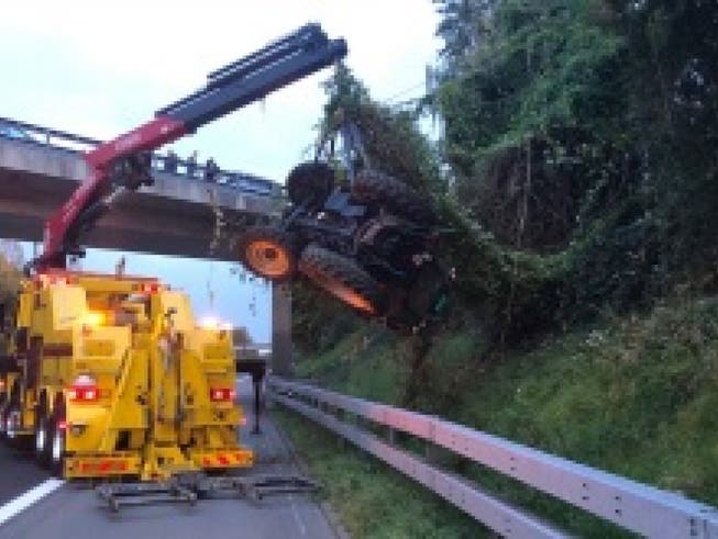 Ein Traktor machte sich in Mühleberg BE selbständig und rollte auf die Autobahn A1 zu. Dort kam es wegen der aufwändigen Bergungsarbeiten zu Stau. (Bild: Kapo Bern)