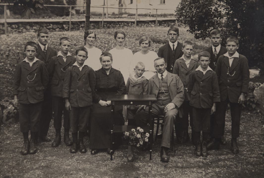 Burkhard und Emma Huwyler-von Moos mit ihren 13 Kindern. Das Bild dürfte um zirka 1925 entstanden sein. (Bild: PD)