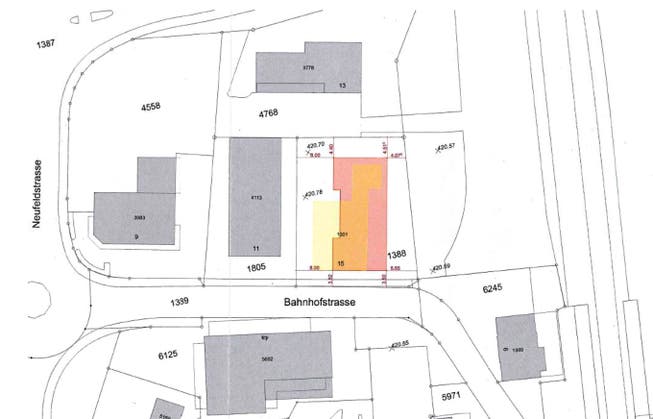 Der Situationsplan zum derzeit aufliegenden Baugesuch zeigt, wie das Mehrfamilienhaus (rot) zu liegen käme, würde das Projekt anstelle der «Sonne» (gelb) realisiert. (Bild: Gemeindehomepage)