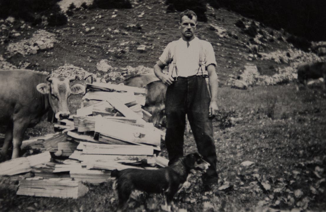 Vater Albin Huwyler beim Holzen auf der Alp Unterboden. (Bild: PD)