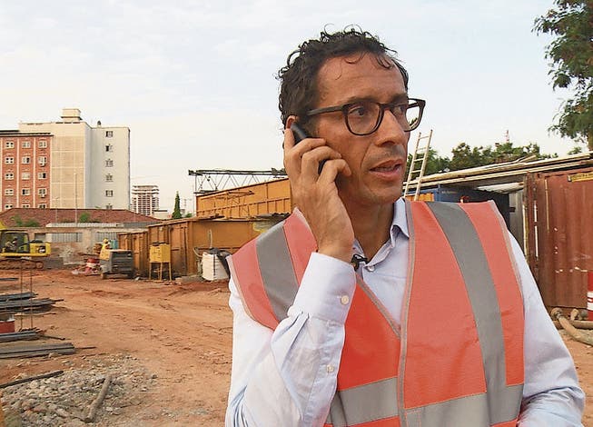 Jean-Claude Bastos auf der Baustelle seines Hochhausprojektes in der angolanischen Hauptstadt Luanda. (Bild: SRF)