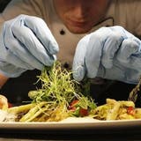 Die hohe Kunst des Kochens und Anrichtens: In der Zentralschweiz in zahlreichen Restaurants gepflegt. (AP Photo/Miguel Villagran)