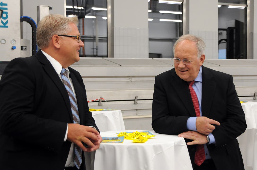 Besuch von Bundesrat Johann Schneider-Ammann am FDP-Partetag Obwalden in der Käserei Seiler in Giswil. Hier im Gespräch mit seinem persönlichen Mitarbeiter Yves Weidmann. (Bild: Markus von Rotz (Giswil, 31. Oktober 2018))
