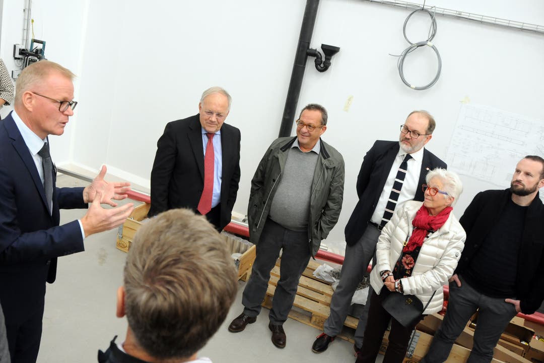 Besuch von Bundesrat Johann Schneider-Ammann am FDP-Partetag Obwalden in der Käserei Seiler in Giswil. Auf dem Rundgang hier mit VR-Präsident Hansruedi Aggeler (links)(Bild: Markus von Rotz (Giswil, 31. Oktober 2018))