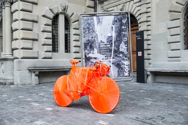 Das mit neonorangenen Fäden umspannte Rennvelo von Carmela Gander steht am Eingang der Ausstellung "Utopie I- Offline" in der Kornschütte Luzern. (Manuela Jans-Koch (Luzern, 1. November 2018))