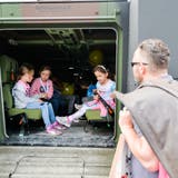 An der letzten Messe vor zwei Jahren war die Kreuzlinger Mowag mit Panzern vor Ort. Drei Mädchen sitzen hier Probe. (Bild: Donato Caspari)