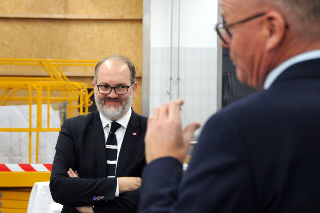 Besuch von Bundesrat Johann Schneider-Ammann am FDP-Partetag Obwalden in der Käserei Seiler in Giswil. Kantonalpräsident Hans-Melk Reinhard hört VR-Präsident Hansruedi Aggeler zu.(Bild: Markus von Rotz (Giswil, 31. Oktober 2018))