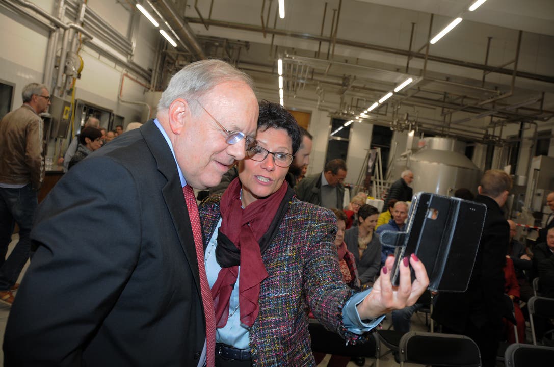 Besuch von Bundesrat Johann Schneider-Ammann am FDP-Partetag Obwalden in der Käserei Seiler in Giswil. RR Maya Büchi hält den Besuch auf einem Selfie fest.(Bild: Markus von Rotz (Giswil, 31. Oktober 2018))