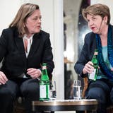 Die CVP-Bundesratskandidaten Heidi Z'graggen (links) und Viola Amherd anlässlich des Podiums am Mittwochabend in Bern. (KEYSTONE/Peter Schneider)