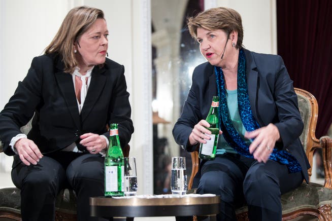 Die CVP-Bundesratskandidaten Heidi Z'graggen (links) und Viola Amherd anlässlich des Podiums am Mittwochabend in Bern. (KEYSTONE/Peter Schneider)