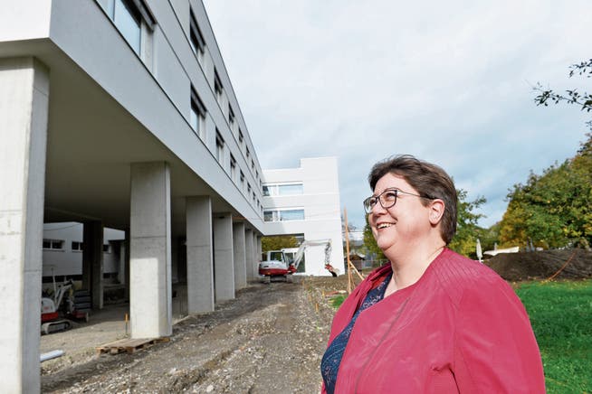 Zentrumsleiterin Irene Heggli vor dem Neubau des Alterszentrums in Bussnang. (Bild: Donato Caspari)